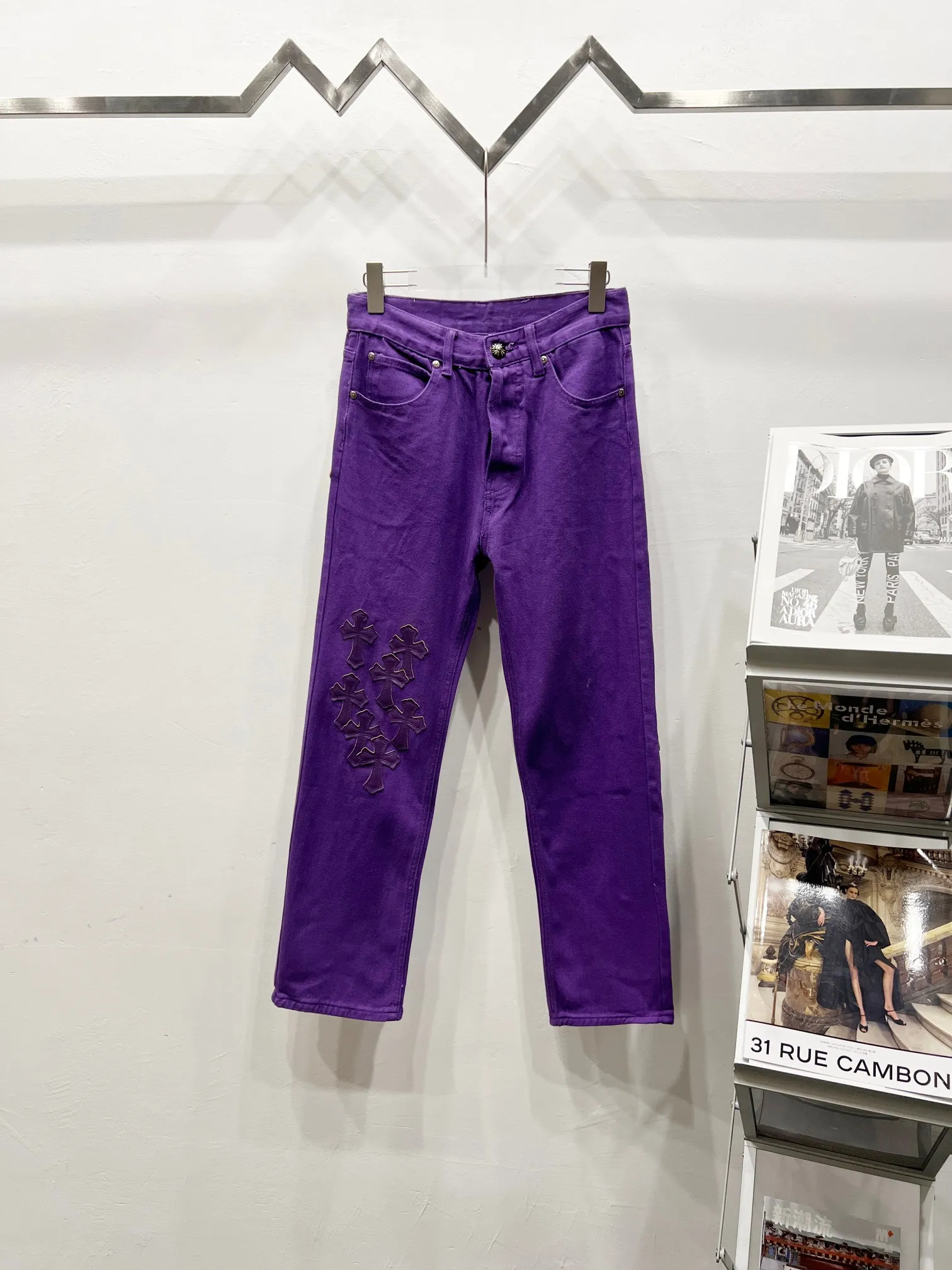 P250 model number: Chrome Hearts CH Chrome’s latest purple patchwork leather jeans exude unruly personality and unique charm. Every wear and tear is carefully designed to present a unique artistic feel. Made of imported denim fabric, which has undergone heavy industrial washing and destruction treatment, the trousers show a super cool effect on the upper body, allowing you to dominate the fashion stage.  This is more than just a pair of jeans, it is an expression of attitude. With its unique design concept and ultimate pursuit of details, Croxin breaks traditional boundaries and defines the jeans trend in the new era. The trousers are made of double-layer woven fabric and matched with customized hardware, showing an incomparably beautiful and unique style, making every wearer the focus of fashion. Imported denim fabric, super heavy-duty washed and damaged, the upper body is super cool! Customized hardware, incomparably good-looking style. The production process is difficult. It has a high-street feel. Color: Purple Size: S M L XL